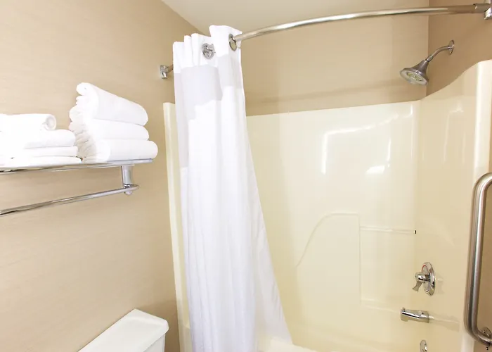 Hotel Express - West Acres By Ihg Fargo